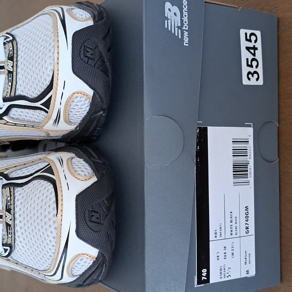 New Balance Kids' 740 Sneakers - Color: White/Gold/Black - Size: Kids 5.5 - Picture 4 of 9